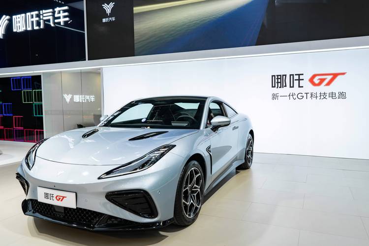 佛山295哪吒汽车在智能汽车领域的表现，领途汽车在新能源汽车市场中的影响力